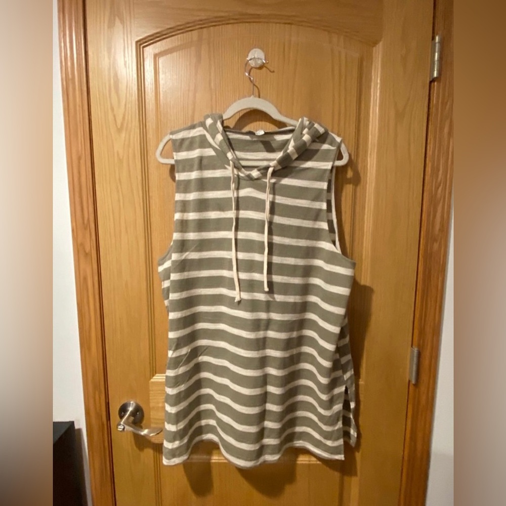 Forever 21+ Size 2X Green & White Sleeveless Sweatshirt Vest with Hood